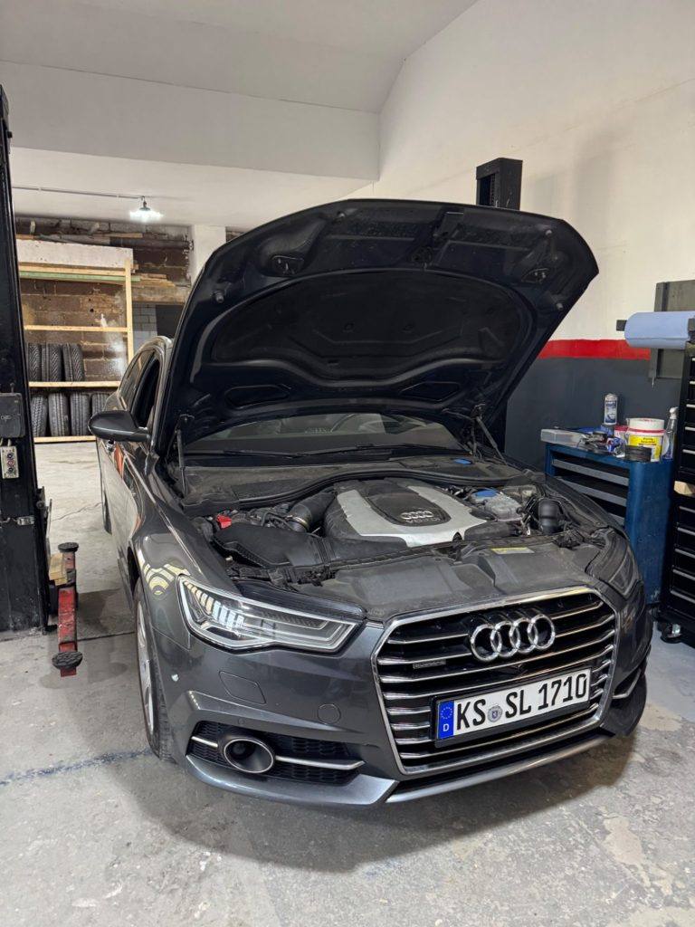 Audi mit geöffneter Motorhaube