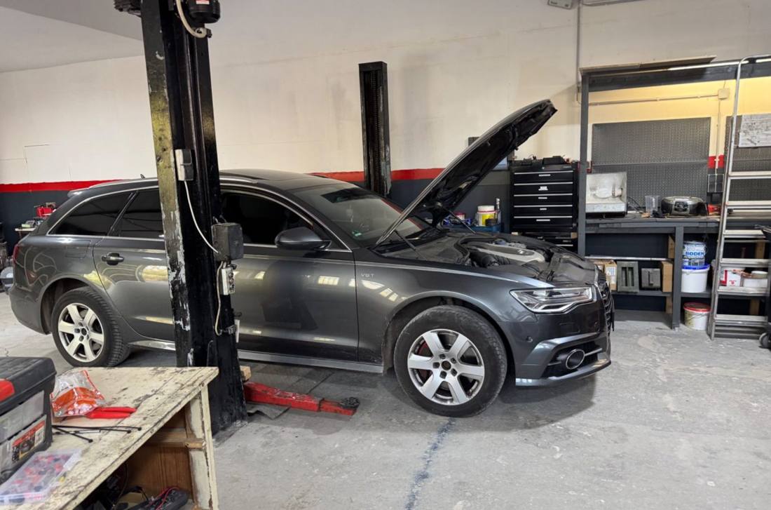 Audi auf der Hebebühne in der Werkstatt